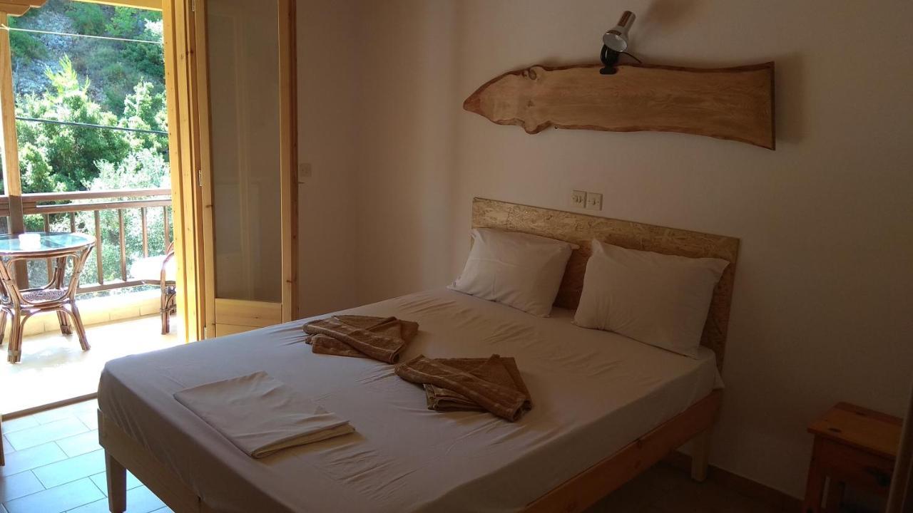 Pension Oasis Votsi  Exteriör bild