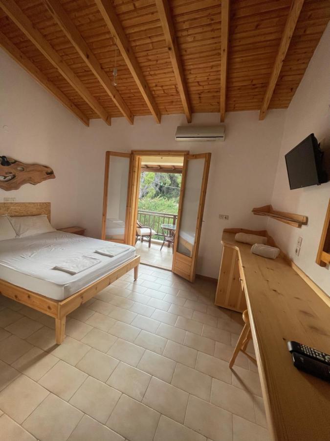 Pension Oasis Votsi  Exteriör bild